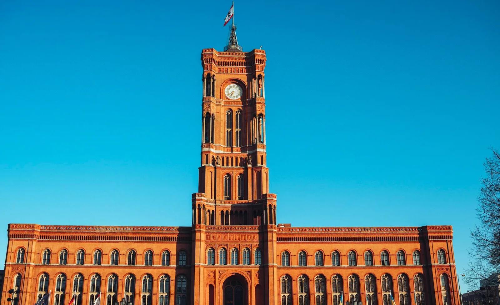 مبنى Rotes Rathaus، مقر بلدية برلين المبني من الطوب الأحمر، تحت سماء زرقاء