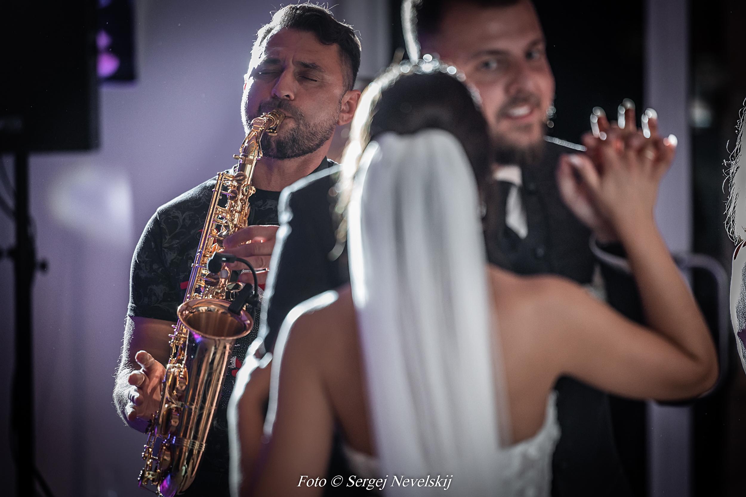Sergej Omelnickij – DJ & Live Saxophon — 11